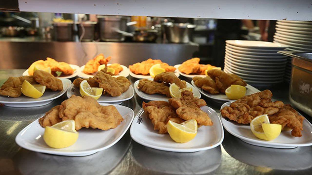 Zehirlenme vakaları devam ediyor... Şnitzel ve makarna yiyen 20 öğrenci hastaneye kaldırıldı!