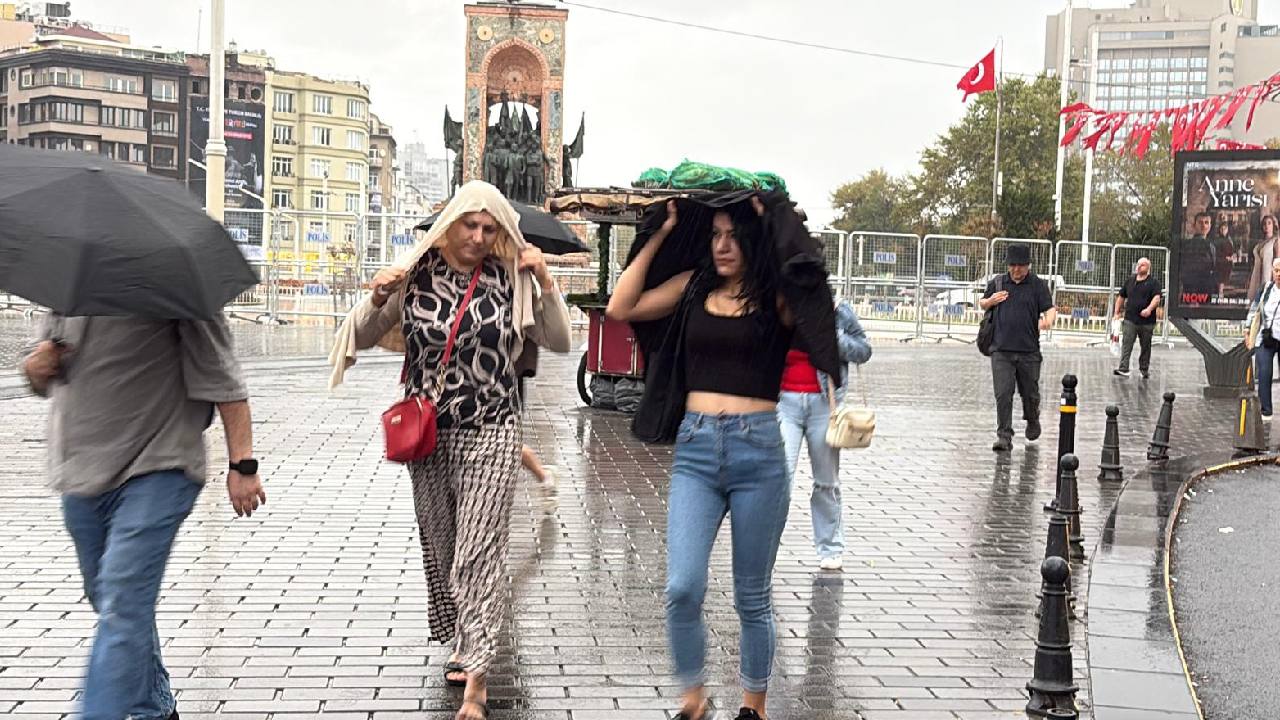 İstanbul'da yağış trafiği... Yoğunluk yüzde 70'i geçti