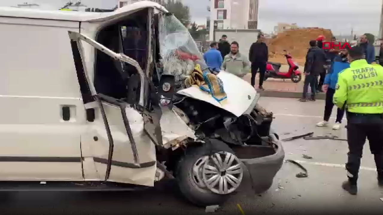 Hafif ticari araçla kamyonet çarpıştı: 1'i çocuk 3 yaralı