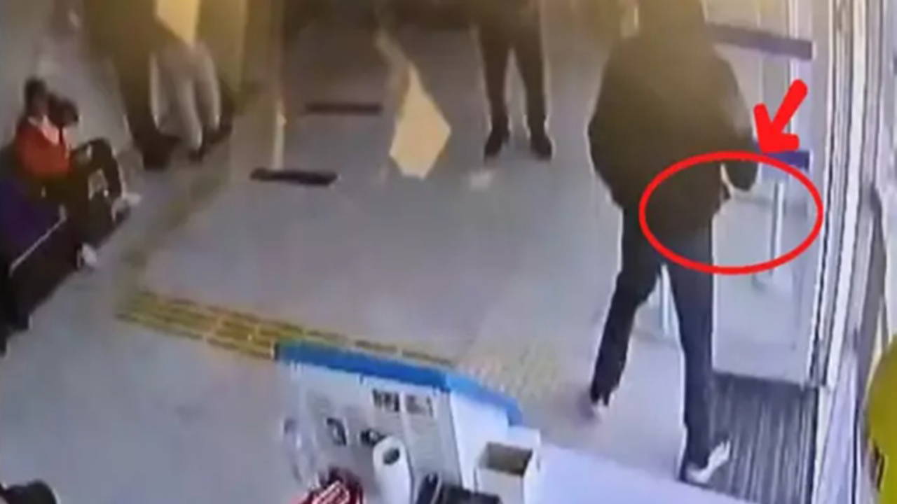 Satırla banka soymaya çalıştı: Kar maskeli şüpheli, kaçarken yakalandı