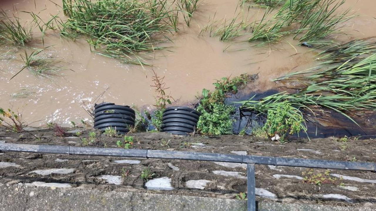 Yurttaşların dikkati çevre kirliliğini ortaya çıkardı: Dereye karışan kimyasal atık Karadeniz’e aktı