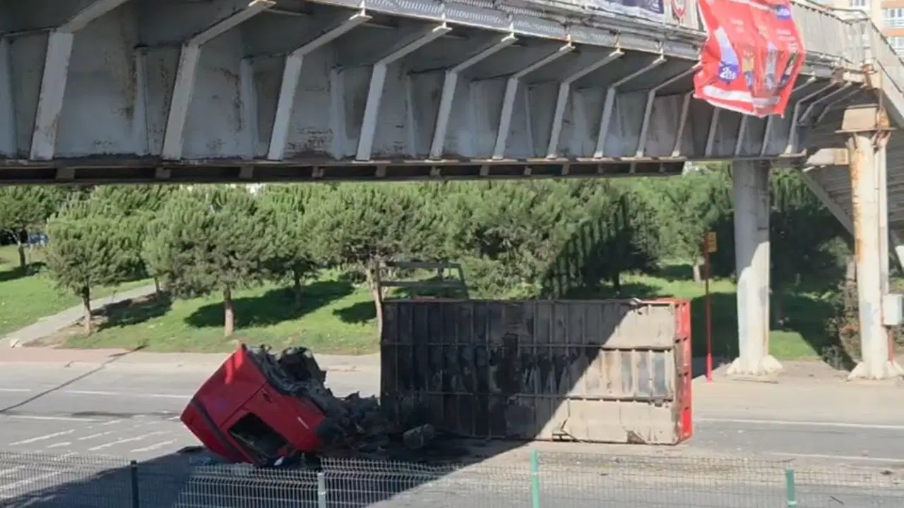 Avcılar'da iş makinesi taşıyan TIR üst geçide çarptı: Cadde trafiğe kapatıldı!