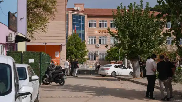 Manisa’daki Okul Saldırısı… Gözaltına Alınan 10 şüpheli Adliyeye Sevk Edildi