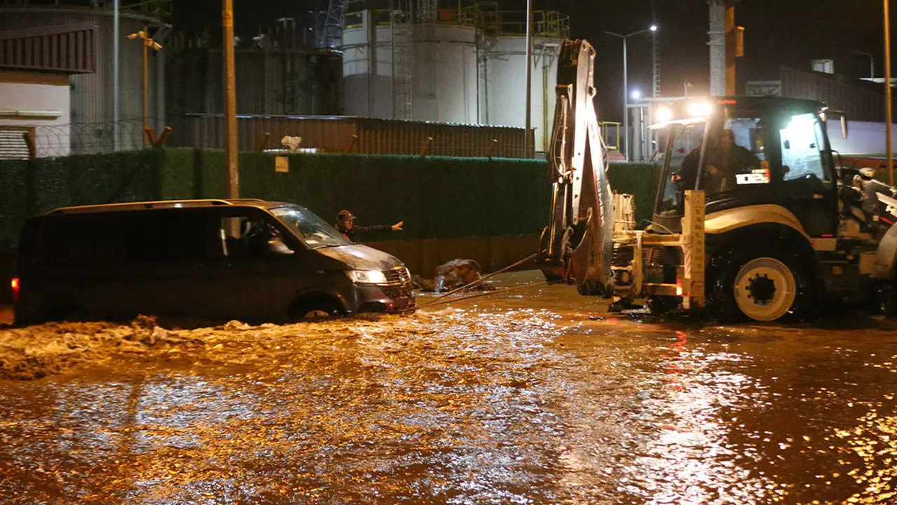 Çanakkale'de şiddetli yağış: Kepez Çayı taştı!