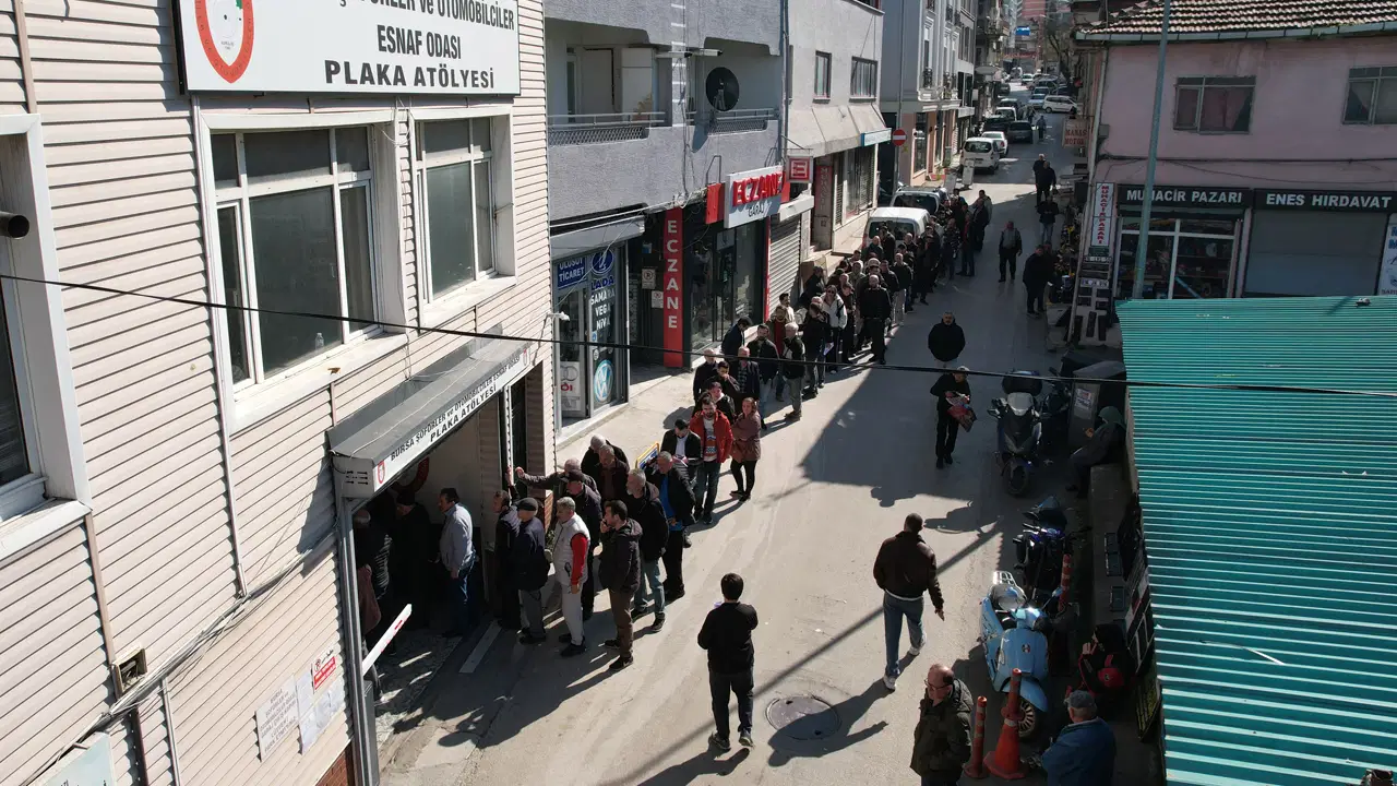 Bursa'da 'APP' plaka izdihamı: Kuyruk sokaklara taştı
