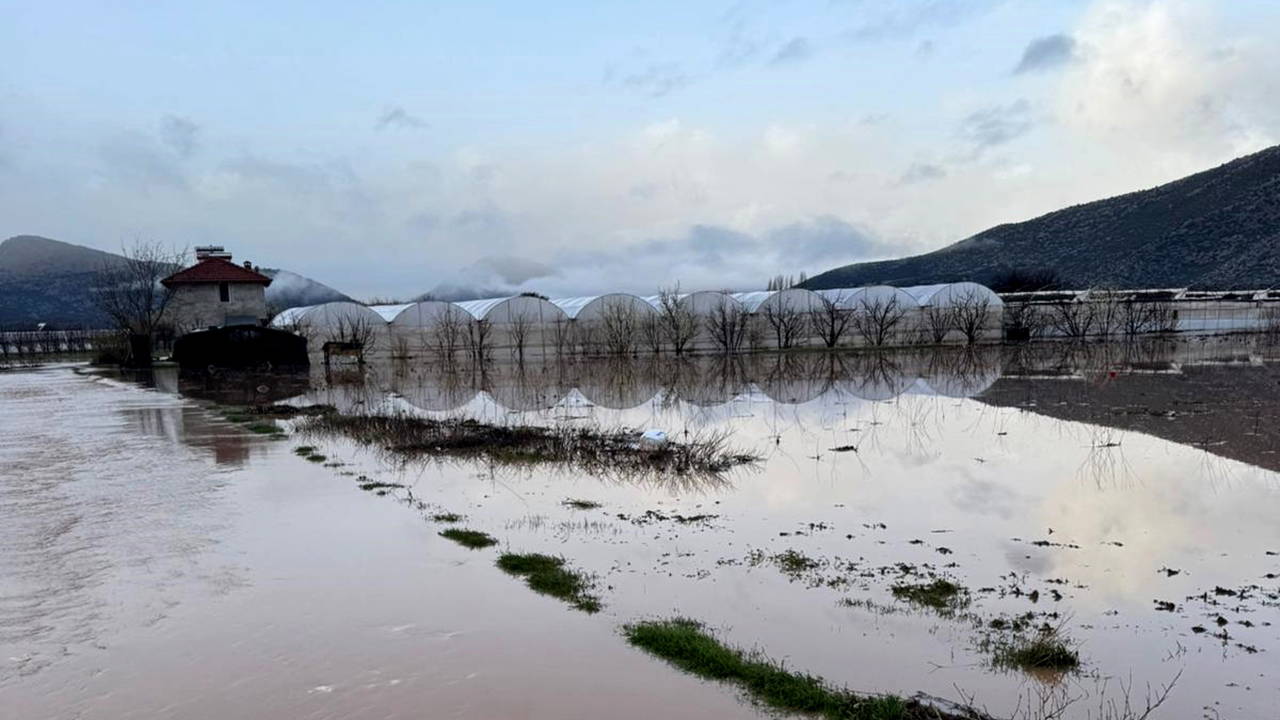 Antalya'da sağanak: Dereler taştı, tarım alanları su altında kaldı