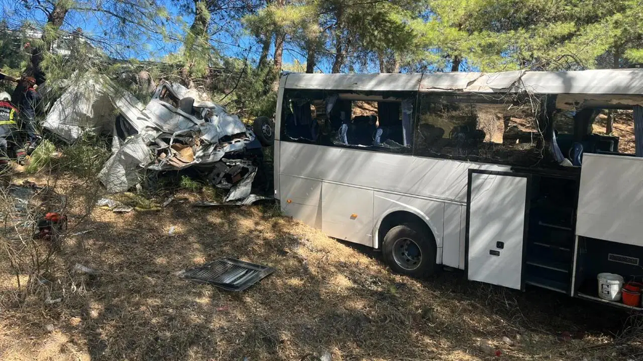 Tur otobüsüyle minibüs çarpışıp uçuruma yuvarlandı: 2 ölü, çok sayıda yaralı