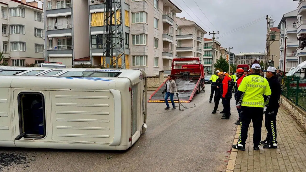 Afyonkarahisar'da çarpışan 2 minibüsten biri devrildi: Yaralılar var!