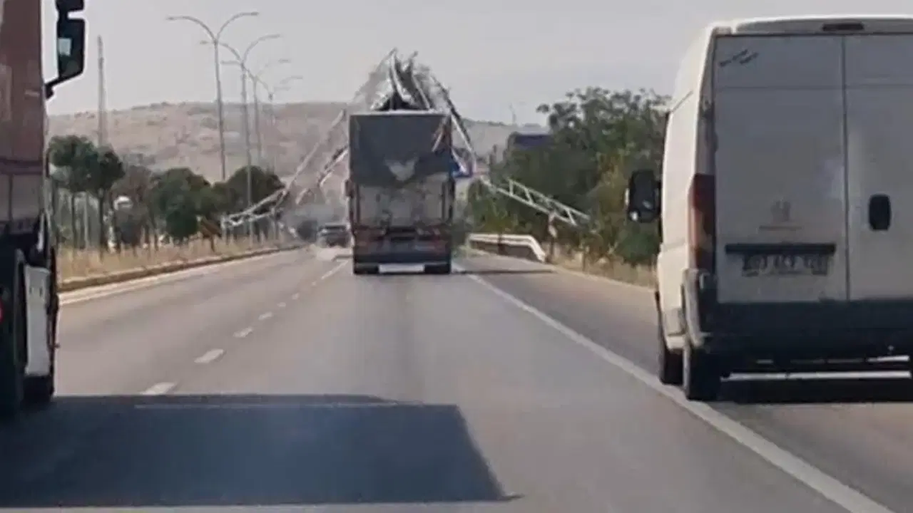 Damperi açık unutulan kamyon yön levhasını yıktı