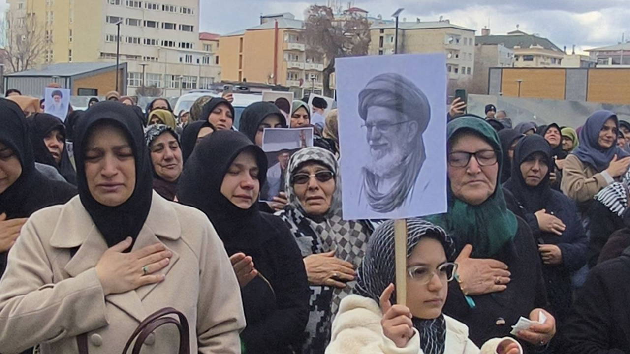 Iğdır'da Hamaney için dua ve yürüyüş düzenlendi