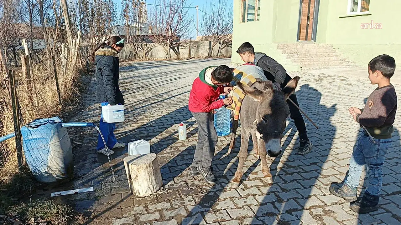 Van'da yurttaşların 'fatura' tepkisi: 'Su hattı ve sayaç yok ama...'
