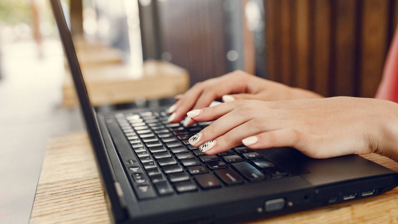 'Dijital yaşlanma' tehlikesi büyüyor: Ekran başında geçirilen saatler cilt bariyerini çökertiyor