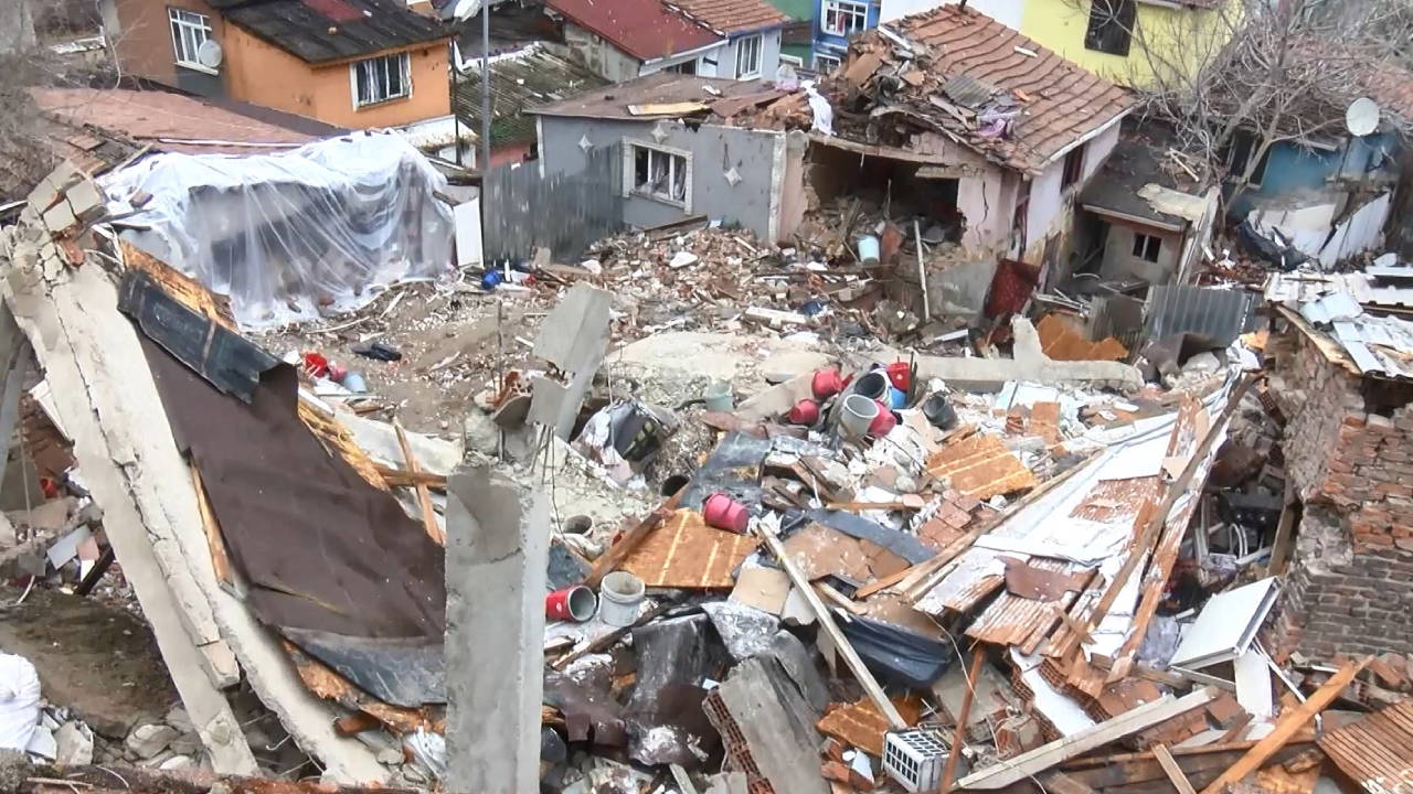 Fatih’te 2 binanın çökmesinin ardından hasar tespit çalışması başlatıldı