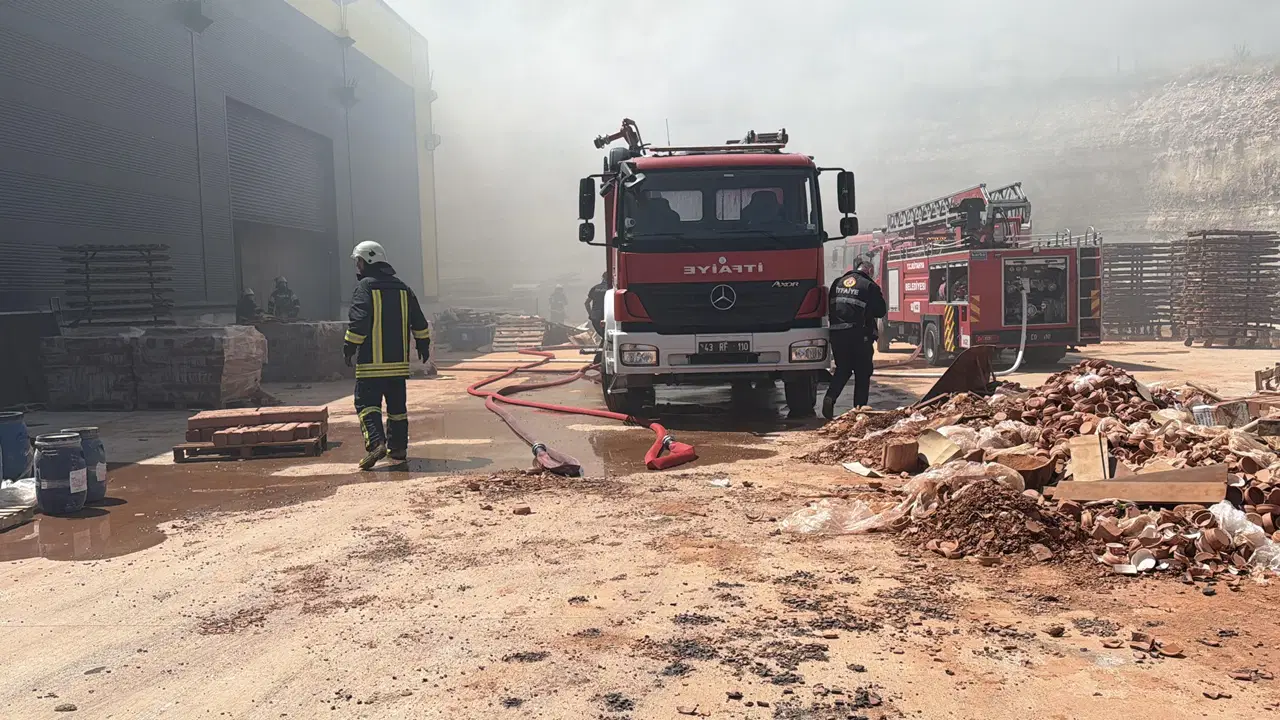 Kütahya’da çömlek üretim fabrikasında yangın