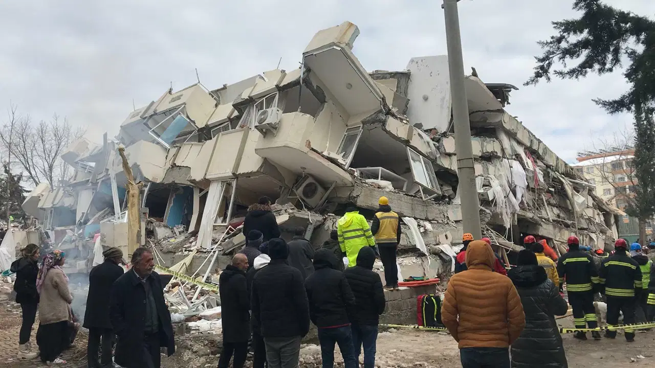Danıştay, depremde yıkılan Arı Apartmanı soruşturmasında kamu görevlilerinin itirazını reddetti