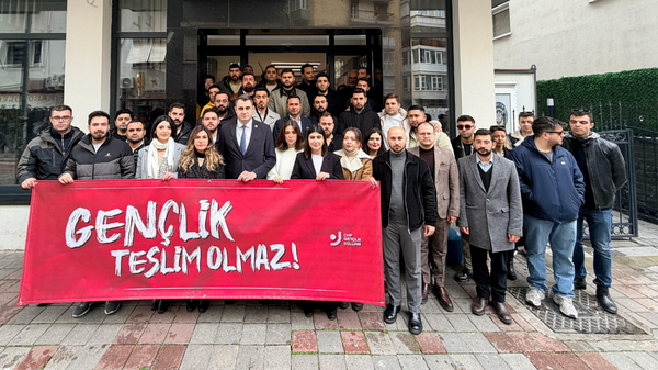 İzmir’de CHP Gençlik Kolları’na yönelik tutuklama ve hapis cezasılarına tepki
