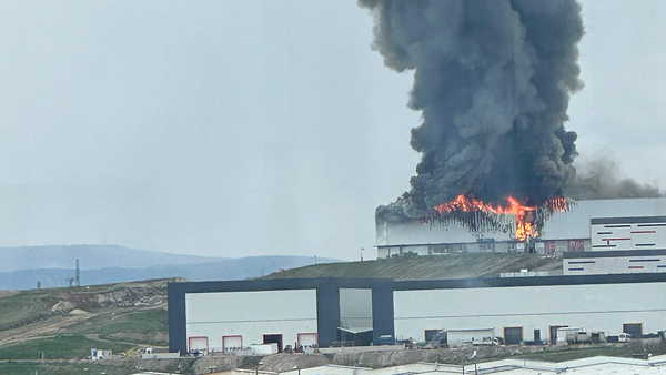 Dumanlar yükseldi: Ankara'da mobilya deposunda yangın