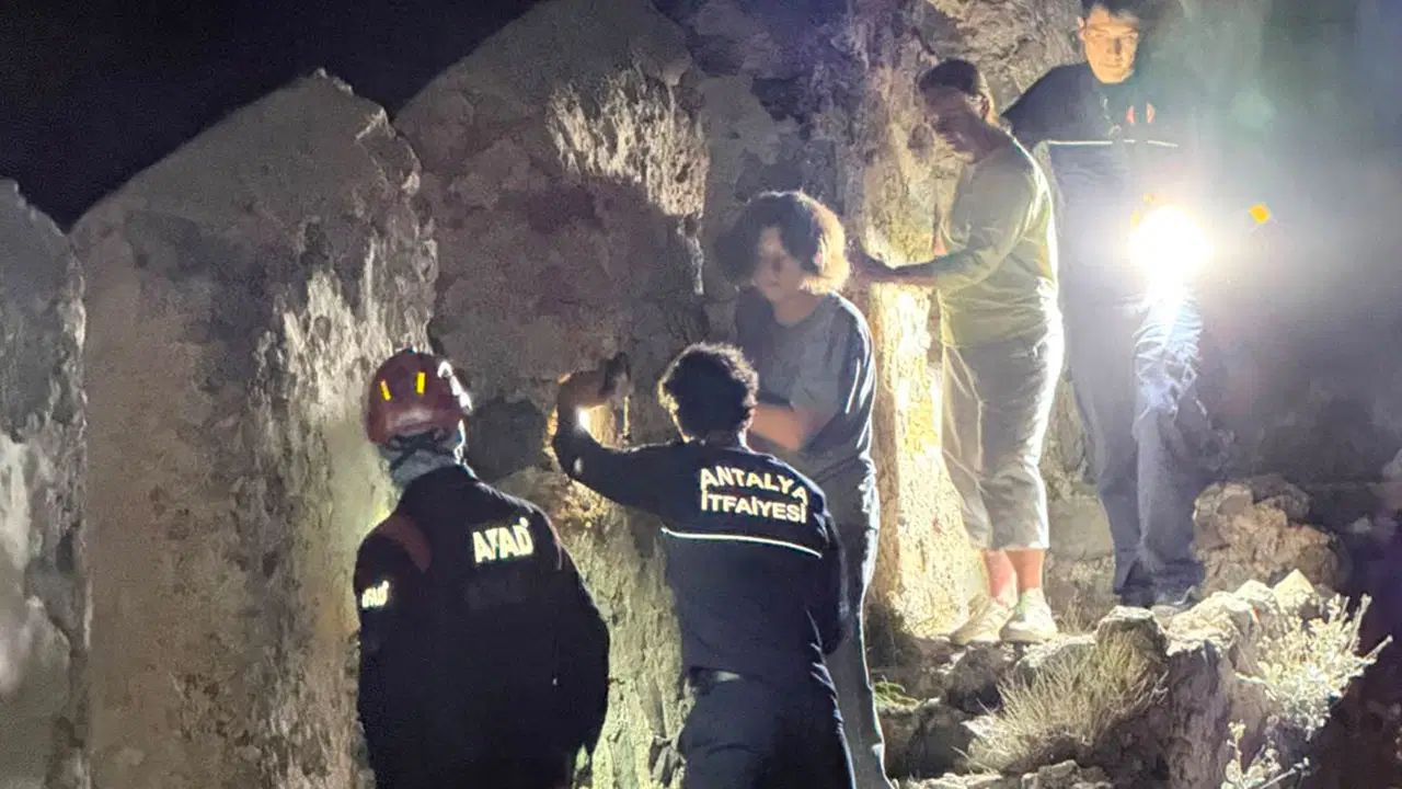 Alanya Kalesi'nde Mahsur Kalan 3 Rus Turist Kurtarıldı