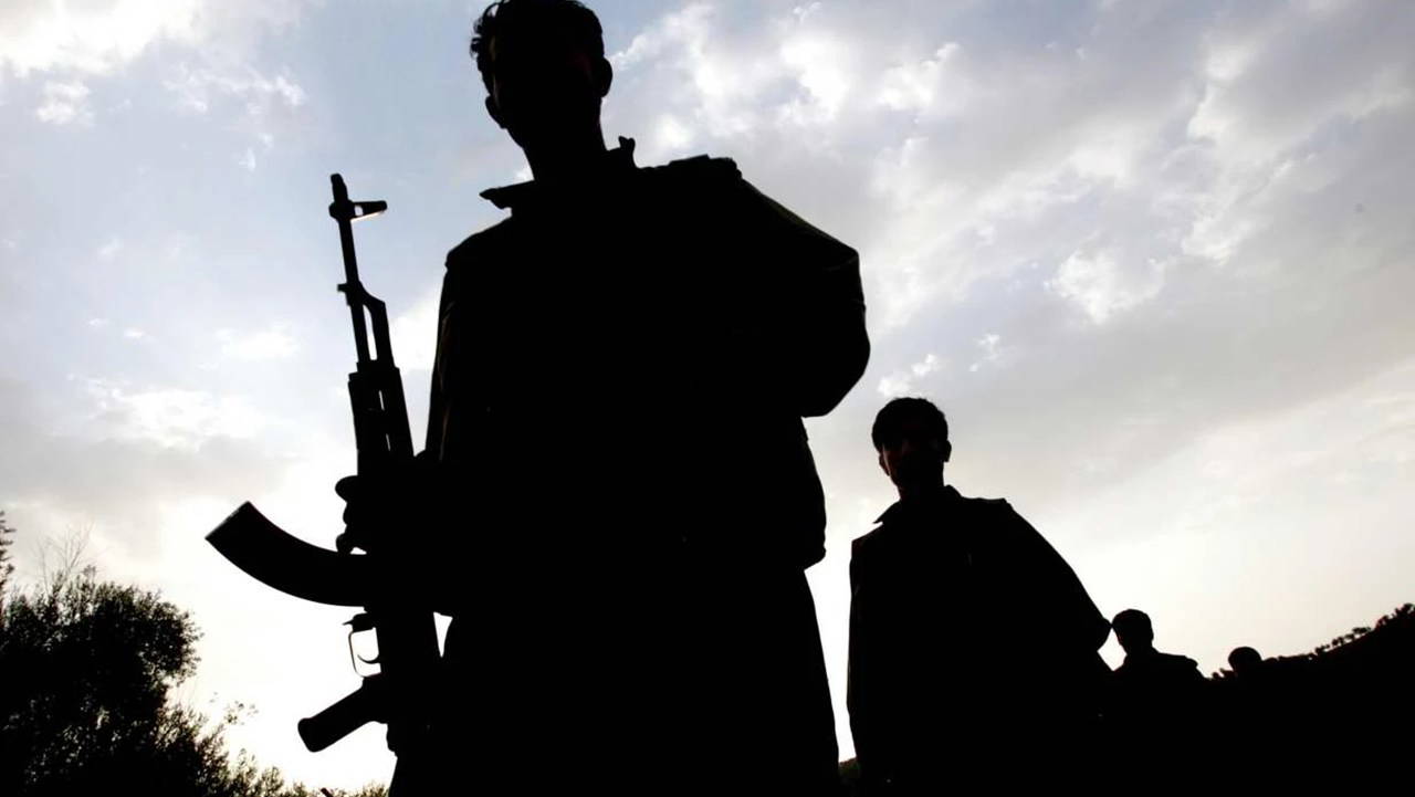 Sincar'da PKK'nin uzantısı askeri noktaları devretti