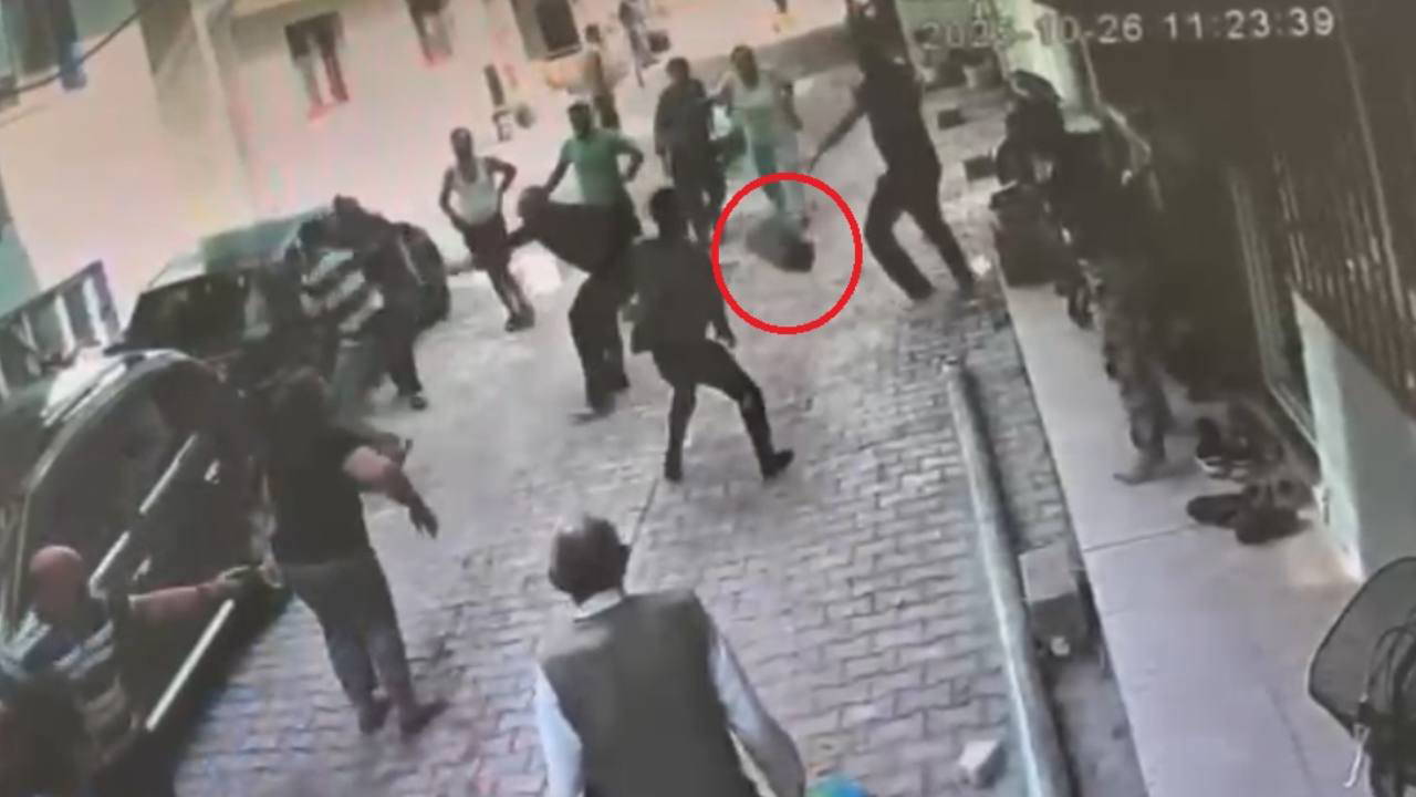 Park kavgasında kan aktı... Birbirlerine kaldırım taşlarıyla saldırdılar!