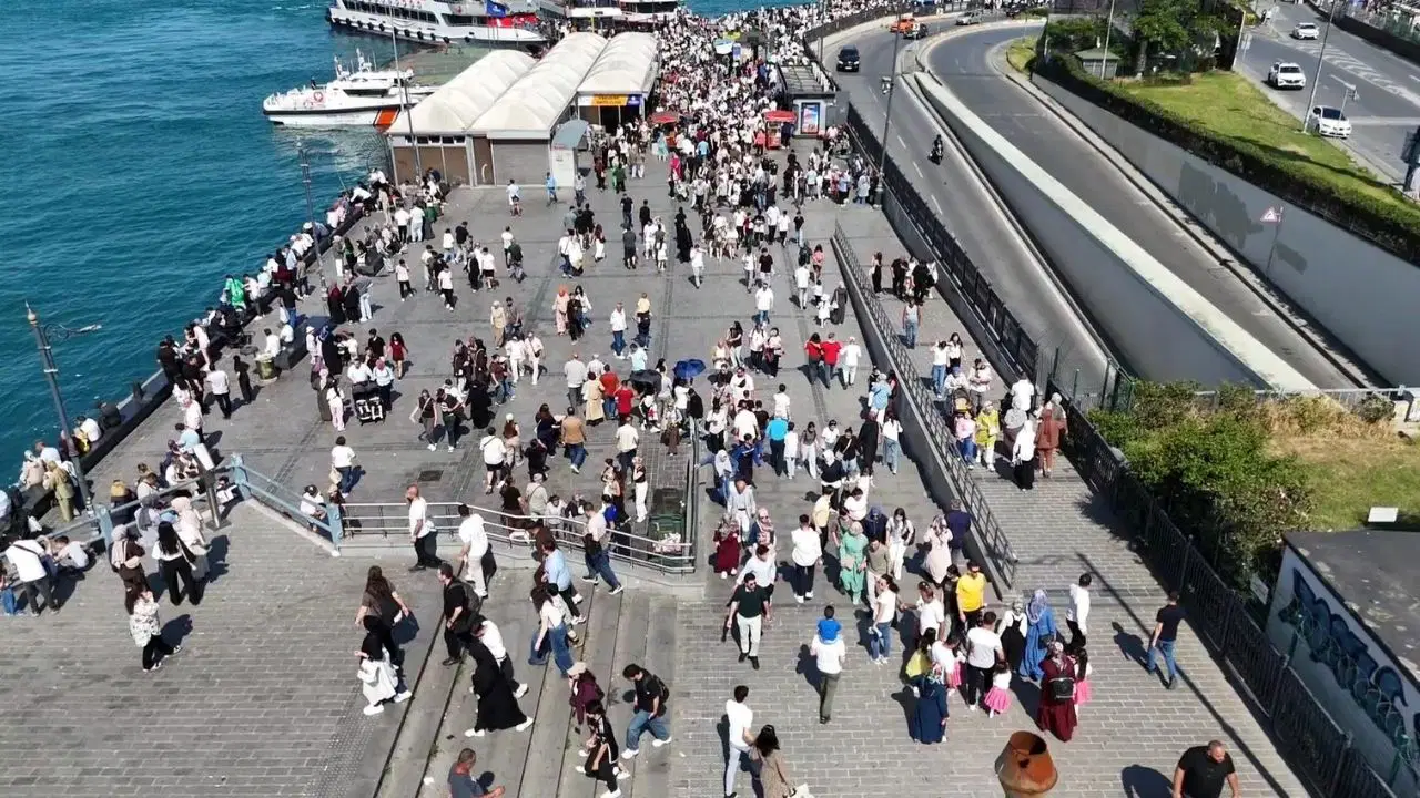  İstanbul'da bayram yoğunluğu: Tatilciler Eminönü'ne akın etti, vapur ve tramvaylar doldu taştı!