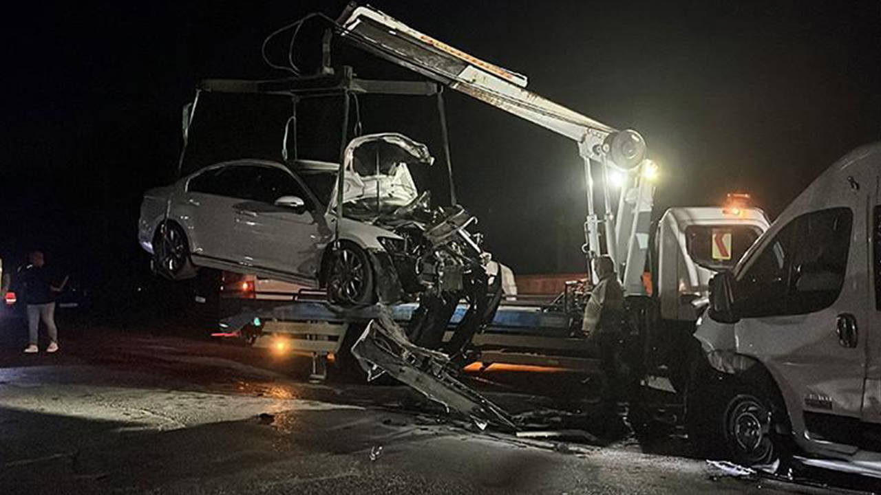 Kocaeli'de faciadan dönüldü! Servis minibüsü ile otomobil çarpıştı: 10 yaralı