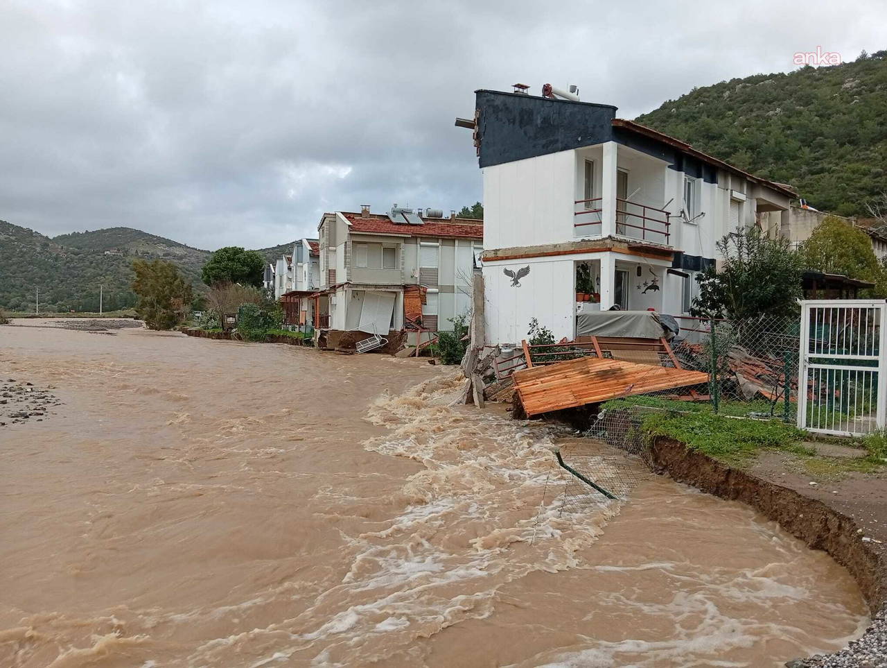 Karaburun Belediye Başkanı İlkay Erdoğan: DSİ barajın kapaklarını açtı, dere yatağı taştı