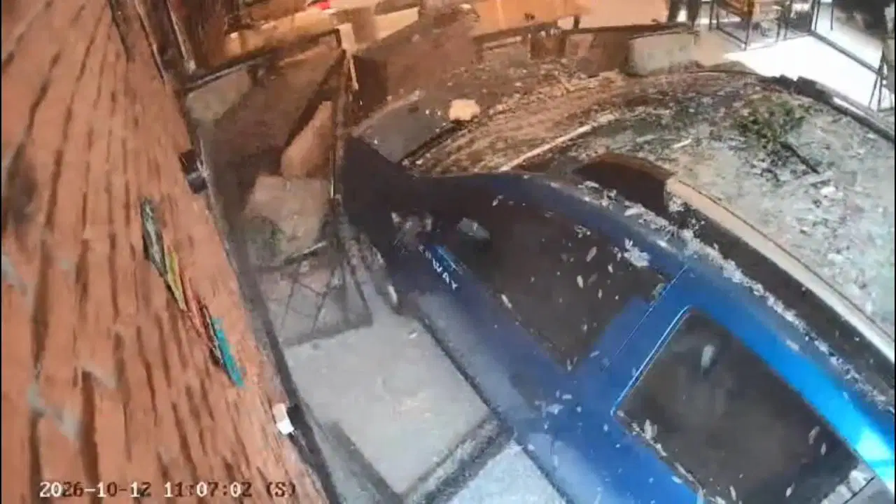 Esenyurt'ta otomobil park halindeki araca çarpıp börekçiye girdi