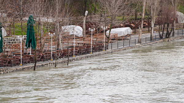 Dicle Nehri'nin su seviyesi yükseldi: İşletmeler su altında kalabilir!