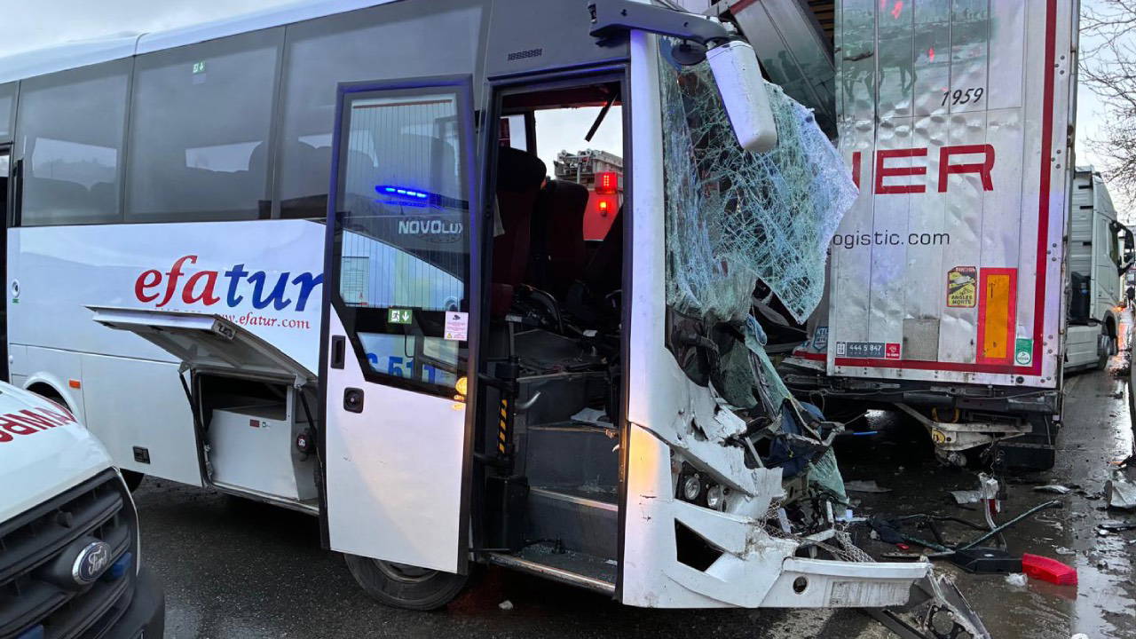 Pendik'te tur midibüsü TIR'a çarptı: 13 yaralı!