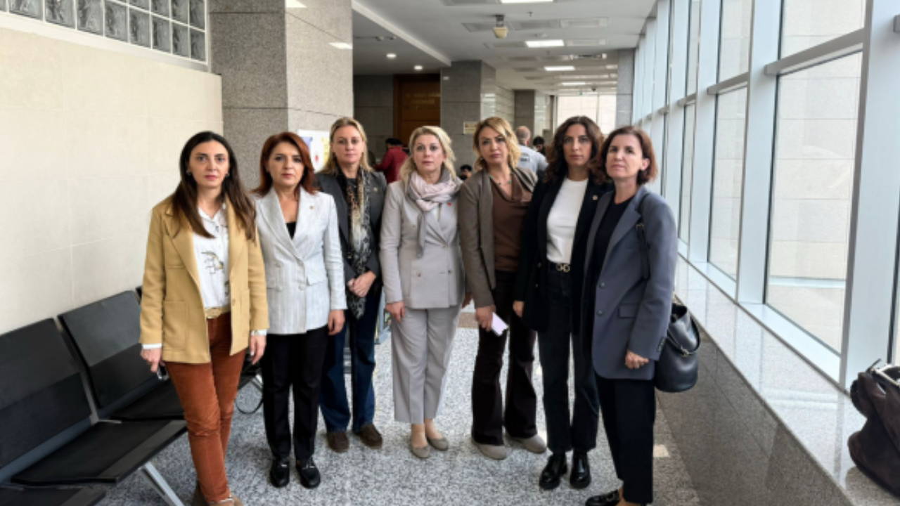 Sanatçı Eda Saraç, sahnesine yetişirken Erdoğan için kurulan bariyerlere  itiraz etti, tutuklandı: CHP'li isimlerden destek! - Son Dakika Türkiye  Haberleri | Cumhuriyet