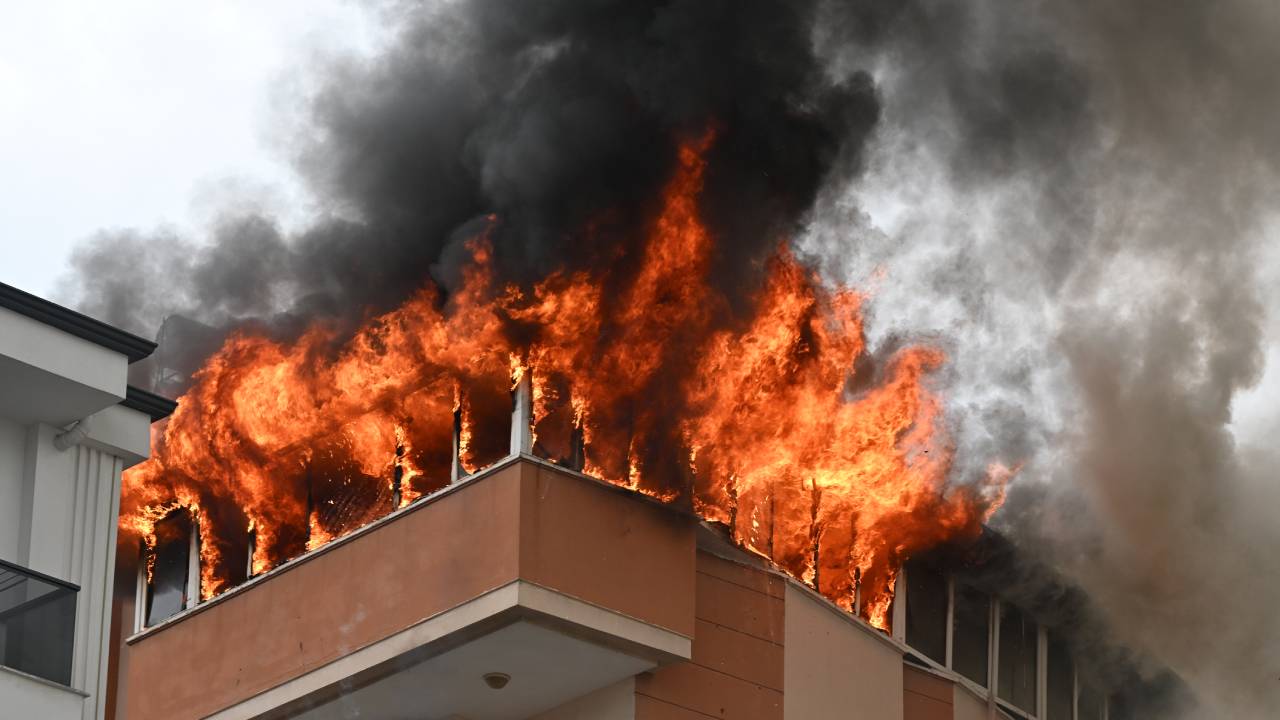 Antalya'da 5 katlı binanın terasında korkutan yangın