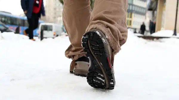 Ayakkabılarınızı buzda kaymaz hale getirin: Altına bir damla sürmek yeterli