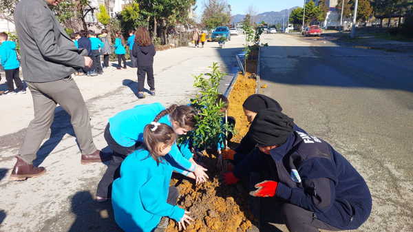 Belediye emekçileri ve ilkokul öğrencileri birlikte meyve fidanı dikti