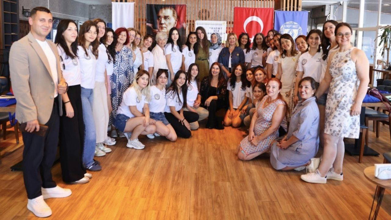 Genç kadın liderler Çeşme'de buluştu