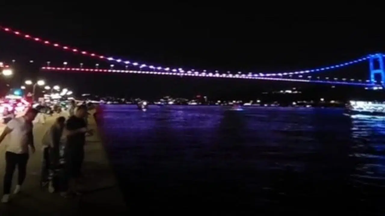 Resmi açıklama yok: Fatih Sultan Mehmet'in adını taşıyan köprü ABD bayrağıyla aydınlandı!
