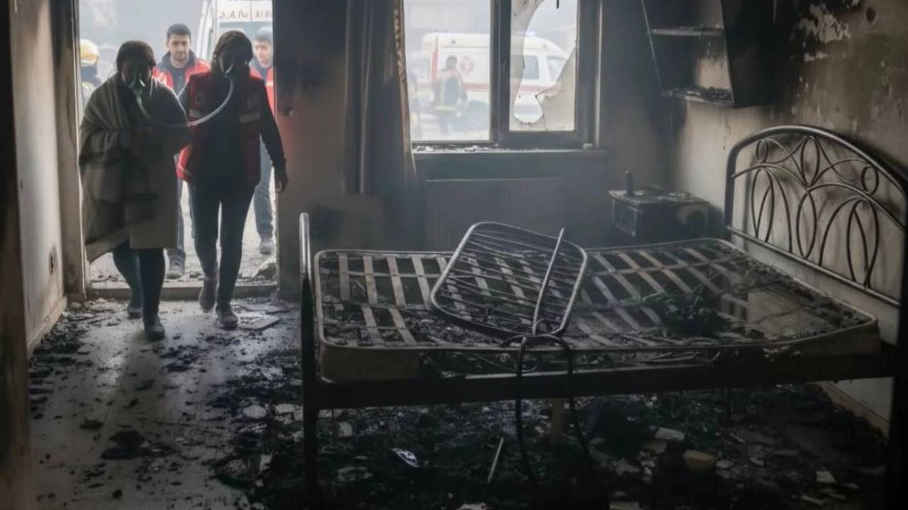 Elektrikli battaniyeden yangın çıktı: 4 kişi dumandan etkilendi