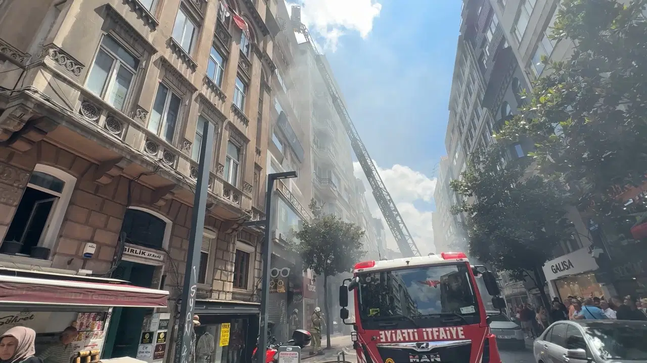 Nişantaşı'nda 7 katlı binada yangın paniği