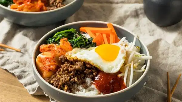 Kore mutfağının efsane lezzeti: Bibimbap tarifi