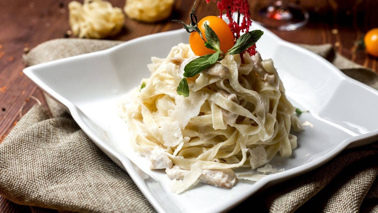 Basit Ve Lezzetli Kremalı Makarna Tarifi…