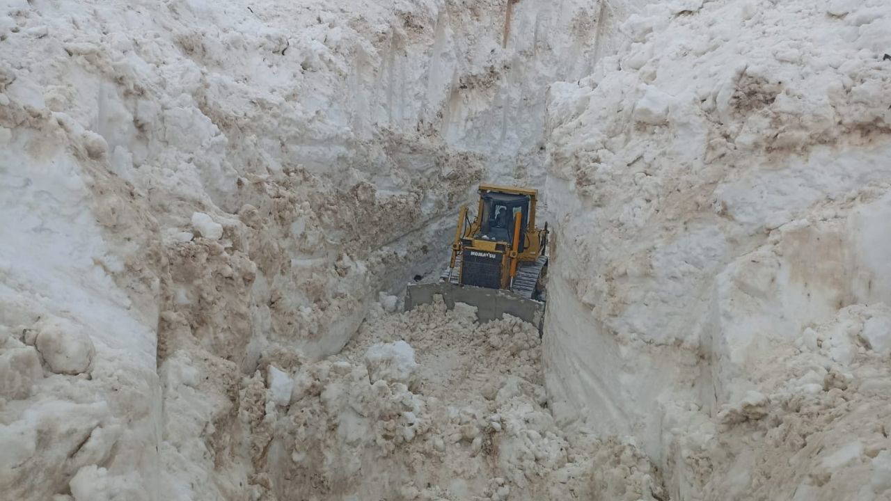 Hakkari'de kardan duvarlar: 6 metrelik karla zorlu mücadele!