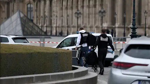 Louvre Müzesi'nde soygun paniği... Napolyon'a ait mücevher çalındı!