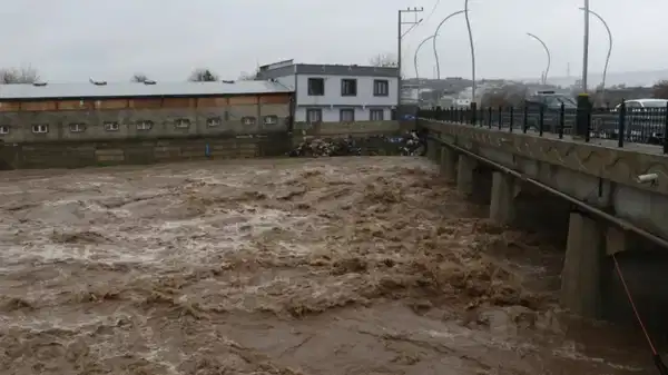 Diyarbakır’da sağanak etkili oldu: Dereler taştı, tarım arazilerini su bastı