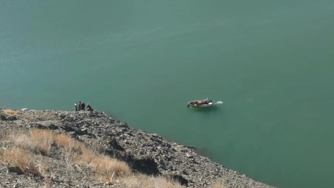Van'da üç kişinin bulunduğu araç Zernek Barajı’na uçtu