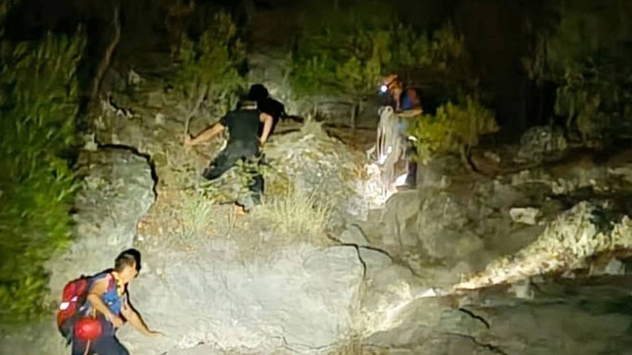 İzmir'de hareketli akşam: Kayalıklarda mahsur kalan 3 genç kurtarıldı!