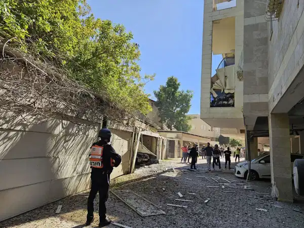 Sirenler çaldı, sığınaklar açıldı: İsrail’in merkezine füze saldırısı