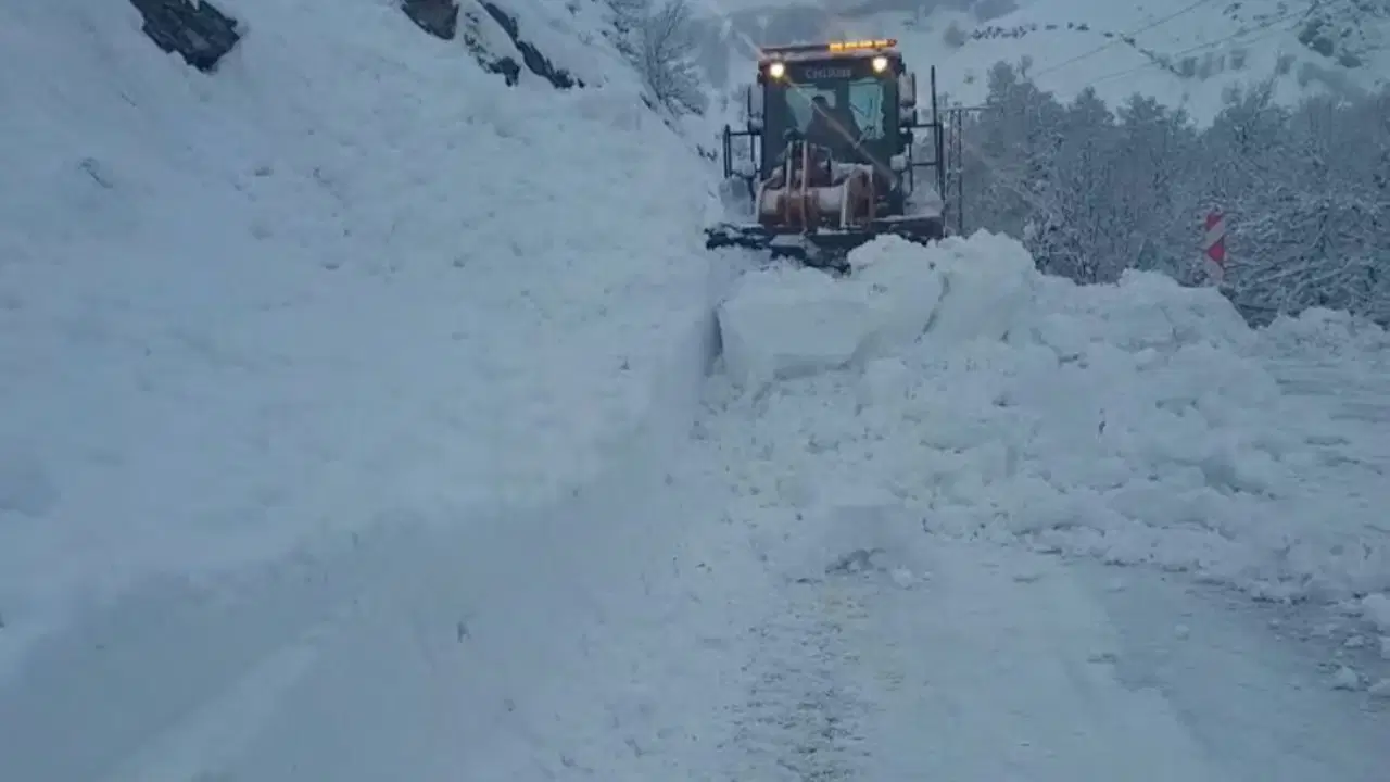 Tunceli’de yola çığ düştü