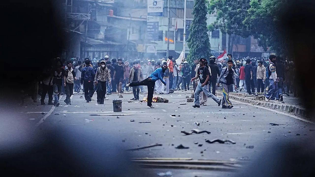 Endonezya’da kriz derinleşiyor: Halk sokağa indi
