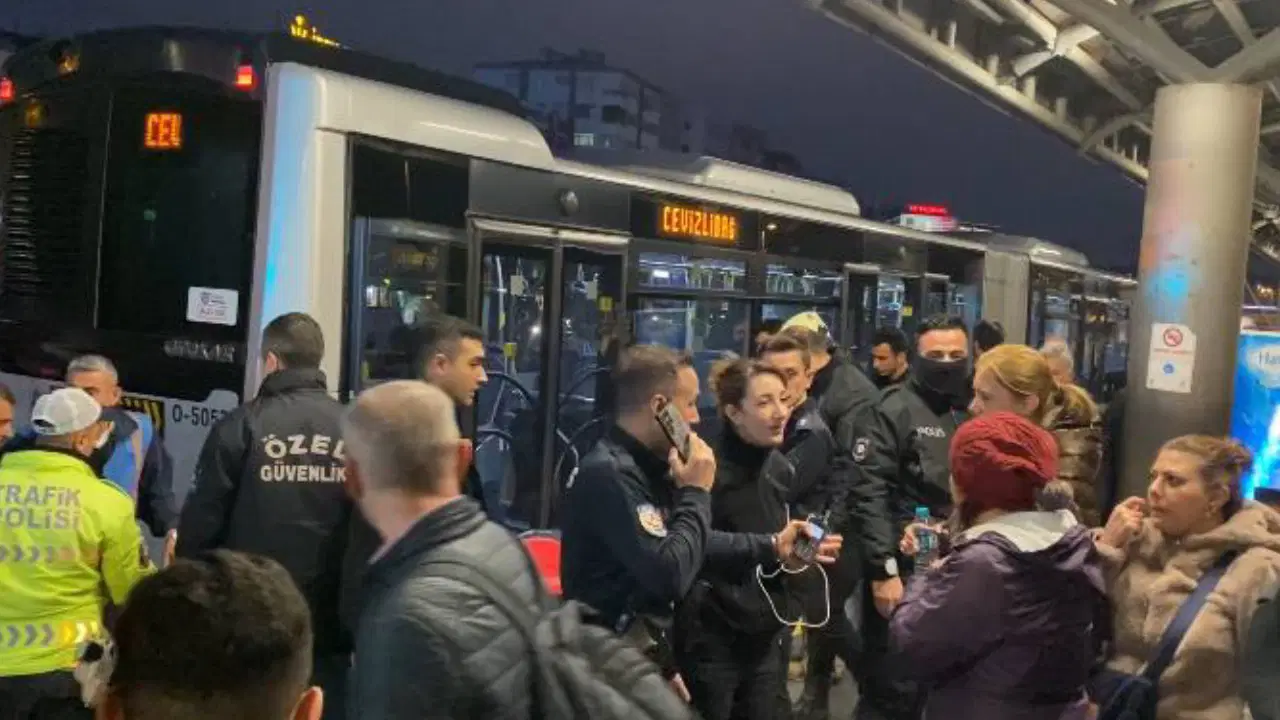 İstanbul’da dehşet anları: Metrobüsün altında kalan yaşlı kadın ağır yaralandı