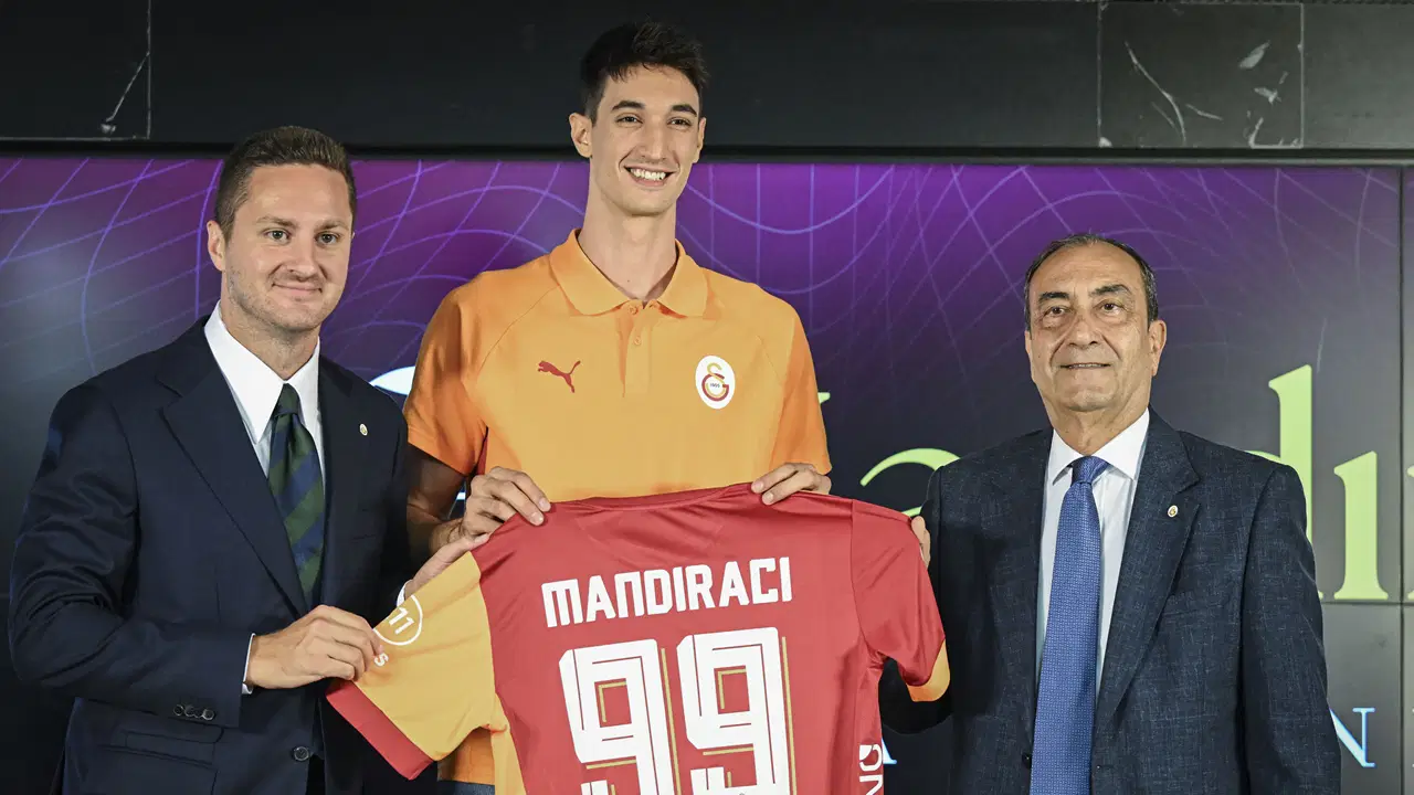 Galatasaray, Efe Mandıracı için imza töreni düzenledi
